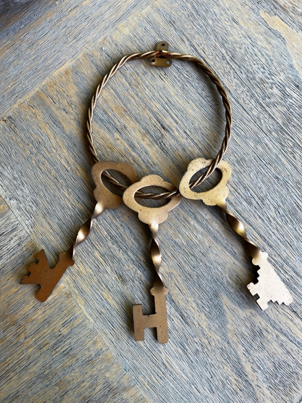 Decorative Metal Key Wall Hanging - Gold Tone- Vintage Homco Brass Decor